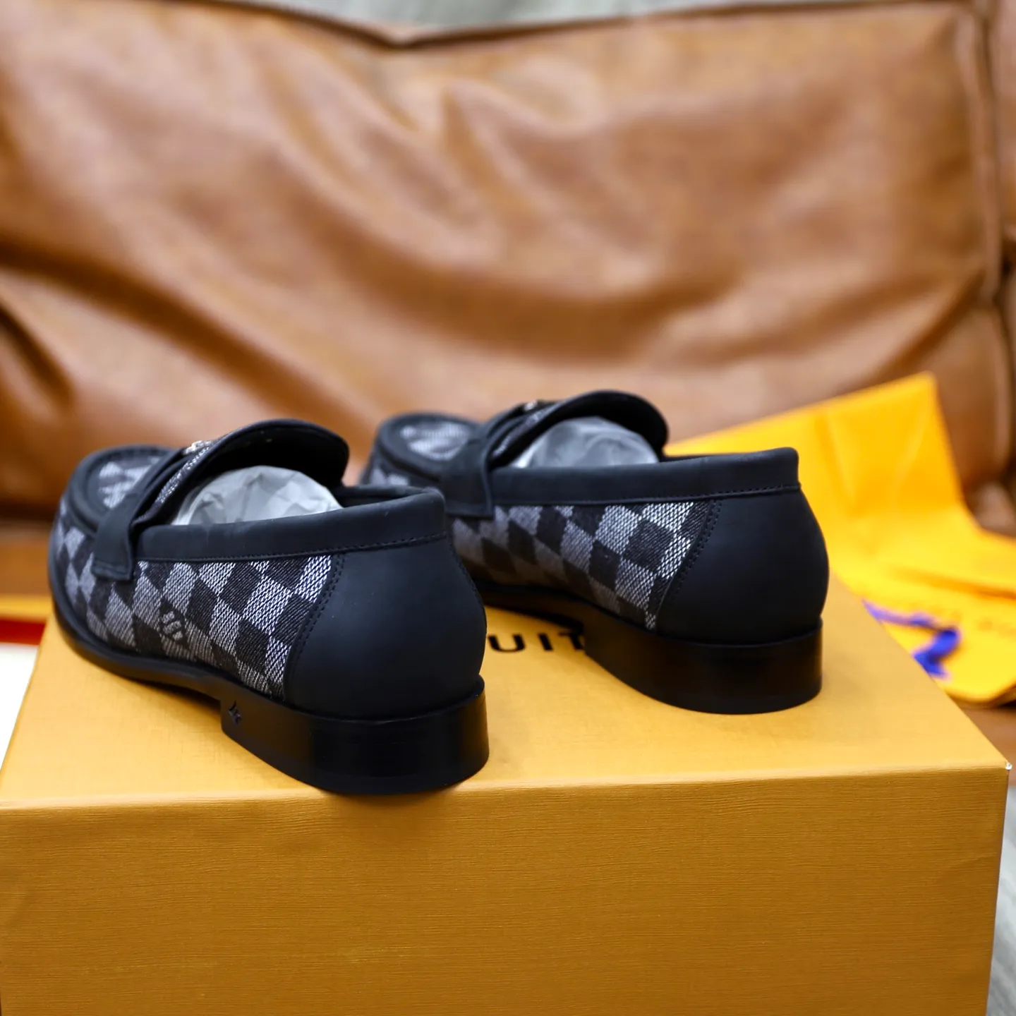 Men's shoes 💰: 💰900LV Louis Vuitton slip-on loafers, top quality products produced in Dongguan, ready for sale! This LV Glove loafer is made of selected soft cowhide, with a slightly wrinkled leather surface and a very high-end texture. Each pair is unique. The leather surface is light and soft, with a fine texture and good luster. It is a classic loafer style, with exquisite handmade mark stitching on the toe, and a square toe configuration to highlight the classic style. The horizontal band has hot-printed LV three-dimensional letters, semi-solid handcrafts and a genuine leather outsole, and a rubber patch on the heel to create wear-resistant performance and comfort. One of the must-have loafers for men! Comes with full original packaging! Code number: 38-39-40-41-42-43-44 (38, 45, 46 customized) standard leather shoe code